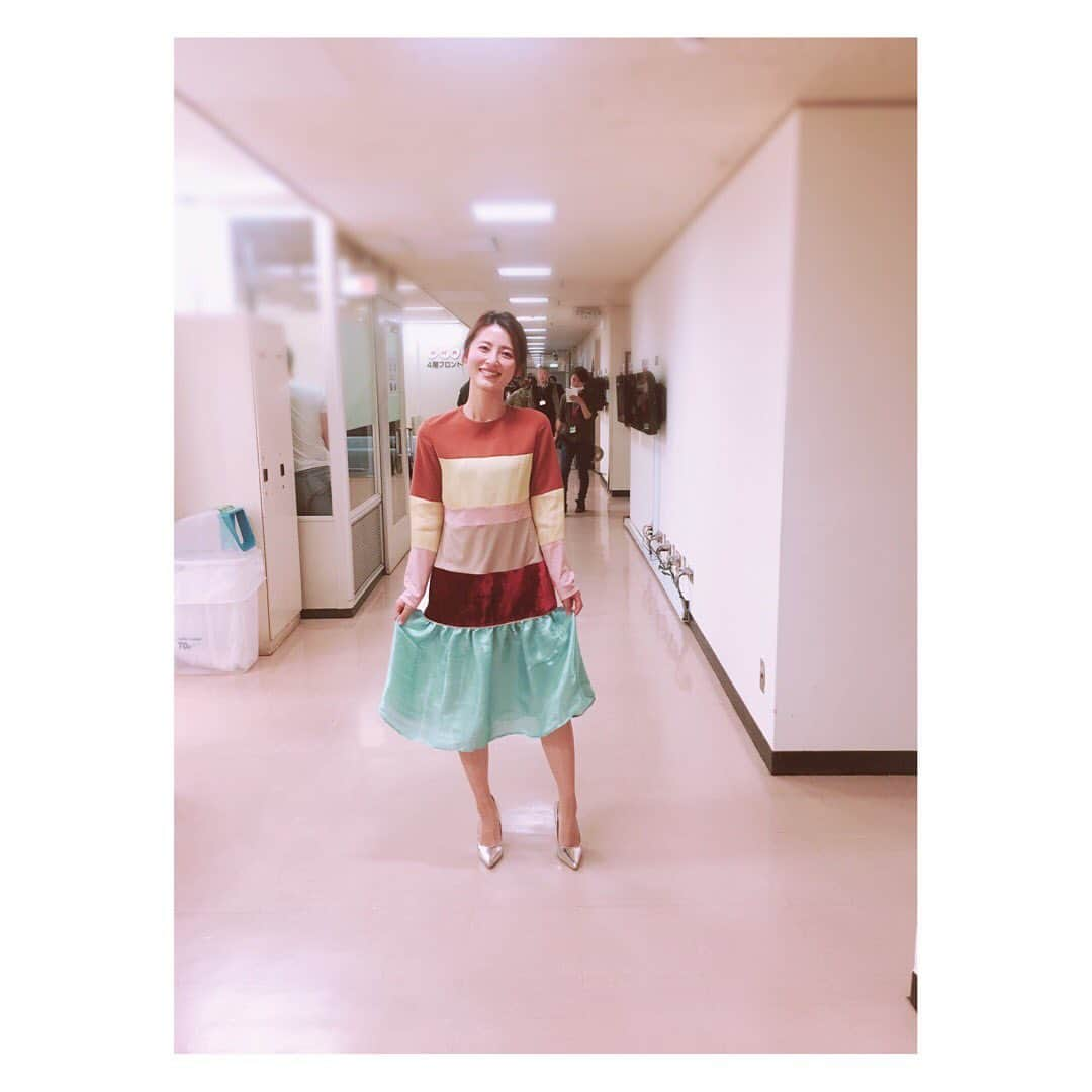 福田彩乃さんのインスタグラム写真 - (福田彩乃Instagram)「* 一番下のブルーの部分みて 海行きたくなりました🏄‍♀️ 初めてのダイビングは 耳抜きできなくて 耳凄く痛くなって 病院行ったら 鼓膜が可哀想になってて 怒られてしまった😢 サーフィンは 波待ちで日焼け止め全部落ちて 足の裏全部 水ぶくれなって 大火傷😭 大変なOL時代笑  そんな思い出もあるけど わたしは海が好き」5月13日 22時33分 - ayanofukuda_official