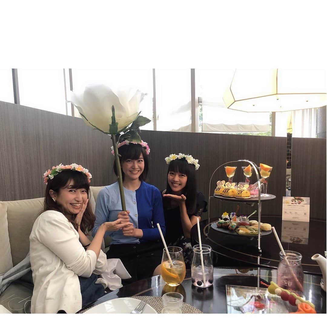 林美桜さんのインスタグラム写真 - (林美桜Instagram)「. きのさん @maya0kino といつもお世話になっているスタッフさんと☕️楽しい時間でした💕 . 優しい先輩がいて幸せだ😭 afternoon tea はまりそうです。。🐣 . #tea #お花の使い方違ったかも #umbrella」5月13日 22時33分 - miou0hayashi