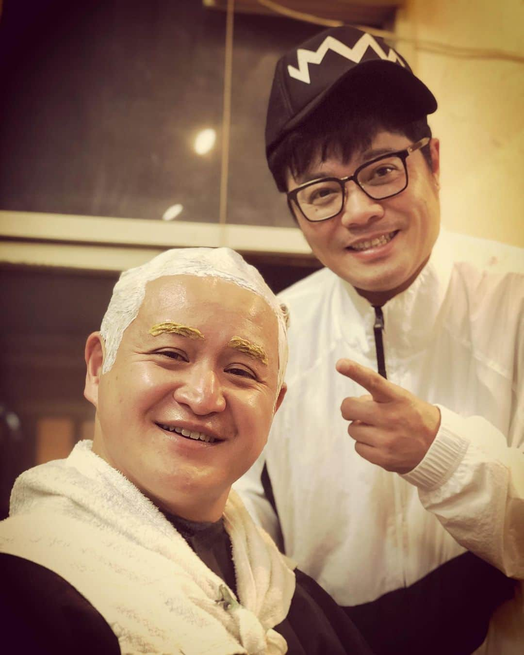 杉本知香さんのインスタグラム写真 - (杉本知香Instagram)「フォレストでよく一緒になる2人😆 すっぴんの親方。 すっぴんの船越。 すっぴんのダレノガレ。 待ちに待った本、いただきました😆🎁 やばい🤣😂🤣😂 #中目黒美容室 #ガリットチュウ福島 #ガリットチュウ #ダレノガレ明美 #船越英一郎 #貴乃花親方 #バッドボーイズ佐田#バッドボーイズ #佐田正樹#デメキン#DIY」5月13日 22時27分 - sugimotoc