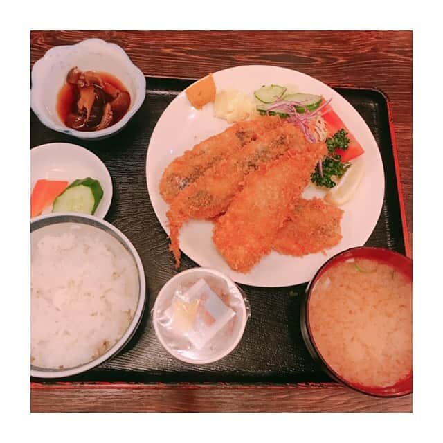 川口智美のインスタグラム：「#母の日 のお祝いは 家族で #逗子 にある美味しい魚を頂けるお店へ 行って来ました🐠  #日本料理はら田 。 予約を取っていてよかったー😂 めちゃくちゃ人気のお店でした！  定番の #地アジフライ定食 は とにかく #アジ が大きい🐟❤️ 衣はサクサクで、身はふっくら✨  #地物三品定食 は #生しらす がぷりぷりで たまらんっ🙌  #野菜ミックスかき揚げ は 巨大なので、シェアする事を おススメしますw  #まぐろのみりん干し焼き は お酒が進みます🍶✨ 母もご満悦で、よかった🤱  帰りは #逗子海岸 をお散歩して #湘南モノレール に乗って 帰りましたよ😆  お母さん、いつもありがとう。  #mothersday #逗子グルメ #海鮮料理 #さとログ」