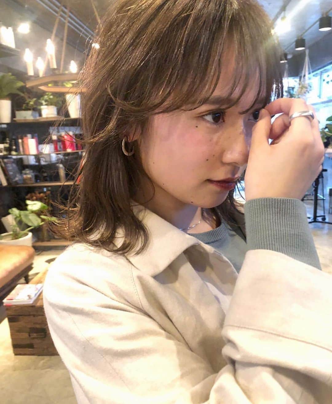 カワシリアツシのインスタグラム：「人気のちえみさんヘアー🌿 ・ ・ ・ ・ブリーチの回数がわからない。 ・値段が気になる。 ・ダメージが心配。など なんでもご気軽にご相談ください😊 ・ ご予約やご相談はURLもしくはDM・LINEにて待ちしております🙆‍♂️ ・ ・ ・ ご予約はトップページURLをクリック😊 もしくはDMください✉️ ・ ネットで×になってても お取りできるお時間もございますので、 ご気軽にご相談ください🙆‍♂️ ・  #アディクシー #イルミナカラー  #外国人風カラー #ミニボブ #切りっぱなしボブ #ハイライト #外ハネ #グラデーション #外国人風 #ポートレート #美容室 #美容院 #美容学生 #撮影 #東京 #渋谷  #ショートヘア #グレージュ  #ブルージュ #ブリーチ #portrait #フィルムカメラ #hairstyle #ショートカット #haircolor #ハイトーン #데일리룩 #时尚 #แฟชั่น#デジキュア」