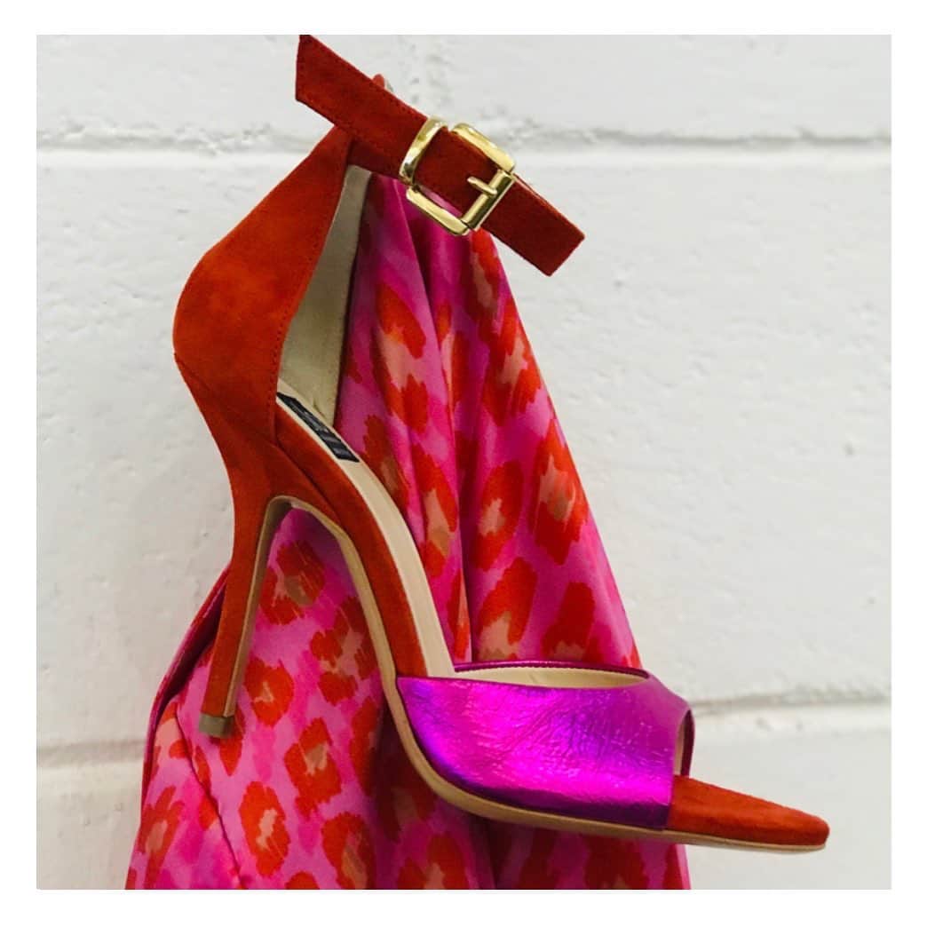 イズロさんのインスタグラム写真 - (イズロInstagram)「#islo #isloisabellalorusso #isloshoes #shoes #sandals #sandali #suede #rosso #fucsia #red #redpassion #heels #highheels #tacchi #tacchialti #laminato #maculato #fashion #style #glam #shoppingonline #shoponline #madeinitaly #venturina #staytuned」5月13日 22時46分 - islo_isabellalorusso