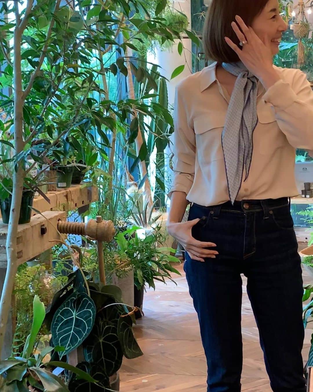 のインスタグラム：「痩せましたよね✨お顔がシュッとしてる！！ ・ ・ 自分ではよくわからないのだけど…嬉しいには間違いなし❤️ ・ ・ 人生最後のダイエットプログラム楽しんでいます^_^ @machi28777  ブログにに嬉しい体の変化書いてみました✨ ・ ・ シャツ一枚でいられる季節がスキー！  #人生最後のダイエット #ダイエット #内臓アップ #scarf  #スカーフアレンジ #ootd」