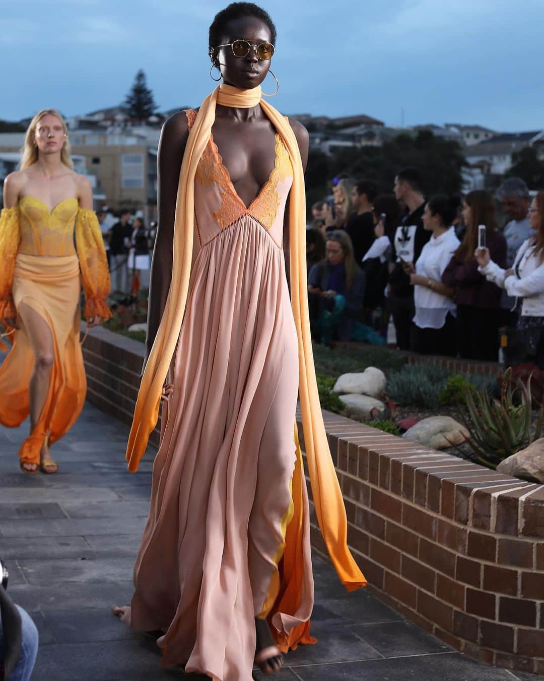 Lee Oliveiraさんのインスタグラム写真 - (Lee OliveiraInstagram)「Slide ➡️ right to see looks from guest designer, Jonathan Simkhai @jonathansimkhai Pre-Spring 20 runway at Australia Fashion Week #mbfwa」5月13日 22時48分 - leeoliveira