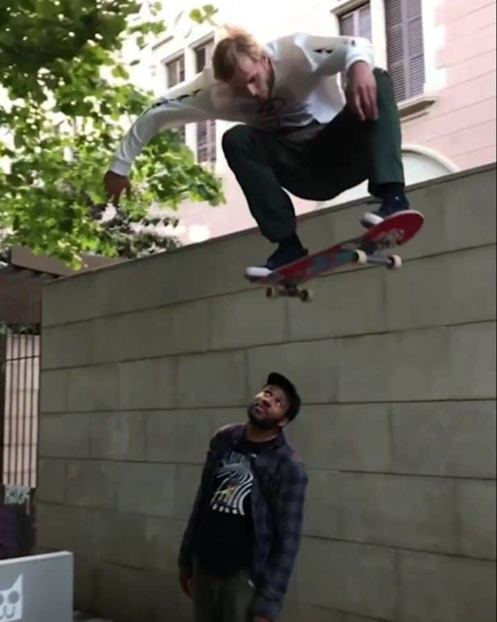 のインスタグラム：「Skateboarding >>> flying. #givesyouwings 🛹: @madarsapse 🎥: @davehoang @r.barbee @redbullskate #skateboard #climbing #barcelona #redbull」