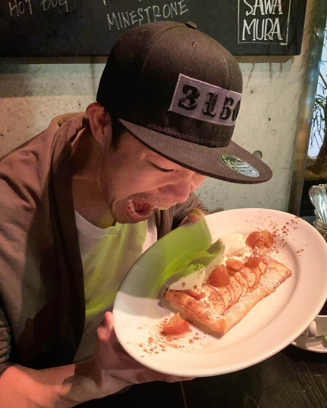 亀田興毅さんのインスタグラム写真 - (亀田興毅Instagram)「ここのアップルパイはこれまで食べた中でダントツ。最強の称号にノミネートするとしよう…。 #アップルパイ #最強 #3150 #亀田興毅 #カリスマ #仕上がってる #いききってる  #スイーツボクサー #復活か」5月13日 22時52分 - kokikameda