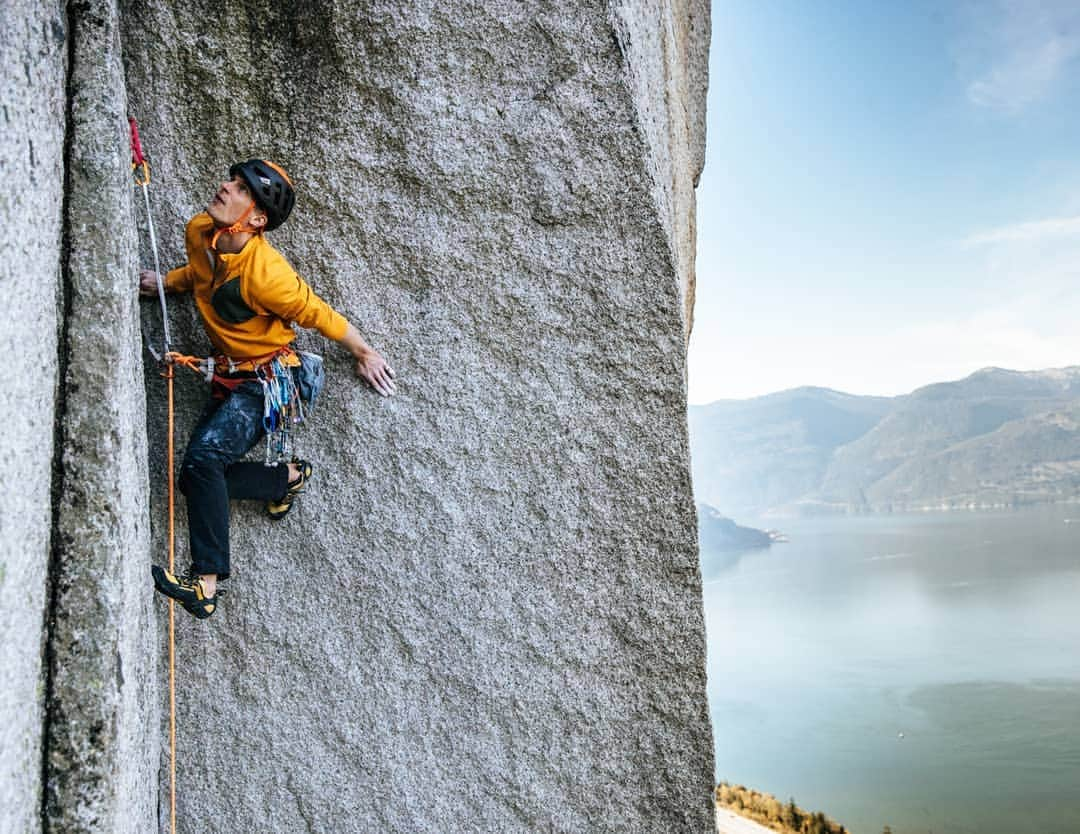 ヨルグ・バーホーベンさんのインスタグラム写真 - (ヨルグ・バーホーベンInstagram)「Chimneying, squeezing, pressing, stemming and bridging my way up Squamish' megaclassic 'The Shadow' (13a). Boy I was worked 😣🤕🙈 • 📸 by @jonglassberg #lt11 @marmot @marmot_mountain_europe」5月13日 22時52分 - jorgverhoeven