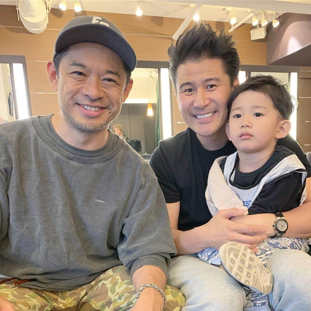 小堀ケネスさんのインスタグラム写真 - (小堀ケネスInstagram)「Little Dean got his first Two Block Hair Cut! It takes three people to cut his hair.  Talk about High Maintenance.😜 ディーン君ツーブロックデビュー！ 3人がかりで切ってもらいました〜。 @daisukeaoki いつもありがとうございます！！ #notdrunk #littledean #twoblock #happybaby #tiechel #ディーン君 #ツーブロック #デビュー #カッコいいよ！  @mariakamiyama  @daisukeaoki  @tiechel_official  @tiechel_press」5月13日 22時53分 - kenkob0903