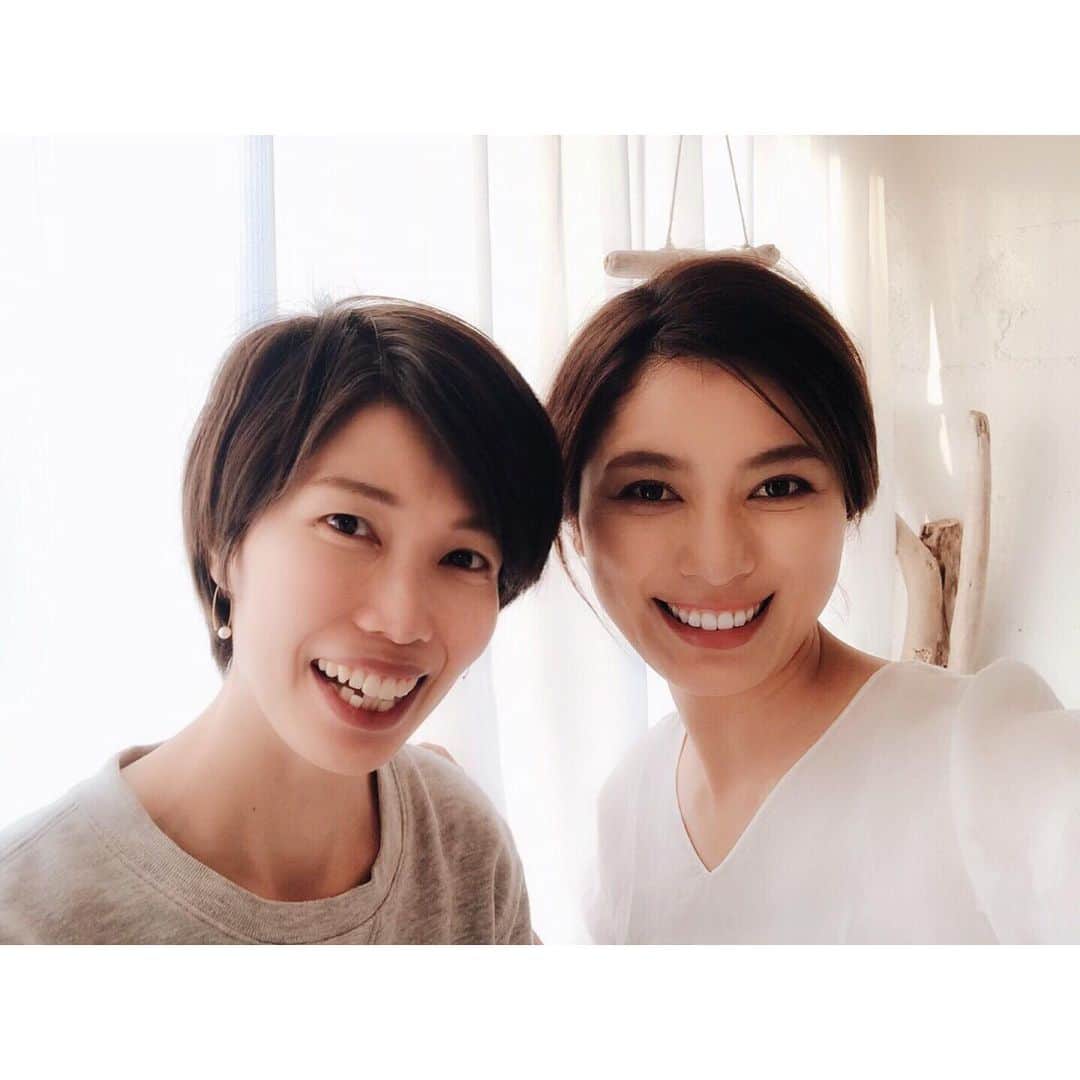 金城優華のインスタグラム：「いつもお世話になっている﻿ ヘアメイク  Birdsの酒井さん♥﻿ ﻿ ﻿ ナチュラルで朗らかな雰囲気を醸し出しておきながら、話すとサバっとした姐御。笑﻿ ﻿ ママでヘアメイクの仕事してるだけでも凄いのに﻿ 私が大好きなミスト『KAORUSHIO』まで作っちゃってるんだからホント尊敬。﻿ ﻿ ﻿ ﻿ #そして、ここぞというお仕事には必ず酒井さんがいる。﻿ #近日公開」