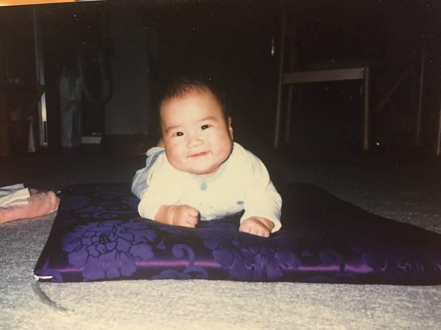 武岡優斗さんのインスタグラム写真 - (武岡優斗Instagram)「Mother's day。  一昨年も昨年も この日は試合だった。  そして今年も…。 一昨年は復帰後初スタメン。 その後オペ。 昨年はその前の年よりは しっかりサッカー出来てた。 今年は… しっかり試合に出れている。 こうして笑っていられる。  そう考えると少しずつ良いのかな？  相変わらず… 親には大して何も言わない… 心配かけ男ですが笑 バカ息子は直りませんね笑  こうして… 周りの人達に恵まれ… 今もなお… サッカー選手でいれるのは… あなたの息子だからだと… 思います。 迷惑や心配ばかりかける息子ですが… お許しください笑 昨年も言いましたが… これからも 迷惑や心配ばかりかけるバカ息子ですが… 許してね笑  バカ息子より。  あ！ 今年も… LINEで伝えてないので あえてここで。  #mothersday #momsday #母の日 #thankyou #ありがとう #バカ息子 より」5月13日 22時54分 - yuto_takeoka17