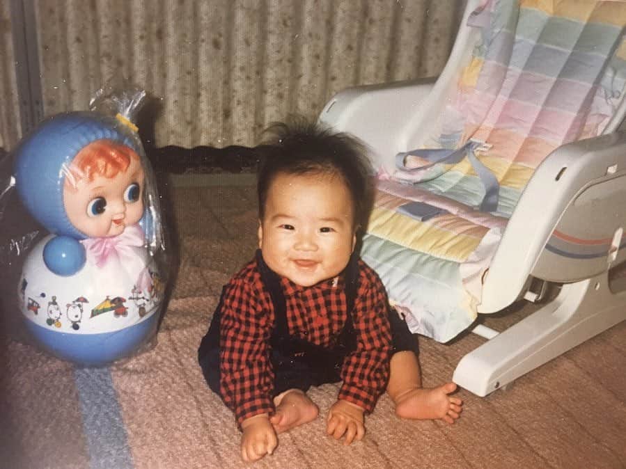 武岡優斗さんのインスタグラム写真 - (武岡優斗Instagram)「Mother's day。  一昨年も昨年も この日は試合だった。  そして今年も…。 一昨年は復帰後初スタメン。 その後オペ。 昨年はその前の年よりは しっかりサッカー出来てた。 今年は… しっかり試合に出れている。 こうして笑っていられる。  そう考えると少しずつ良いのかな？  相変わらず… 親には大して何も言わない… 心配かけ男ですが笑 バカ息子は直りませんね笑  こうして… 周りの人達に恵まれ… 今もなお… サッカー選手でいれるのは… あなたの息子だからだと… 思います。 迷惑や心配ばかりかける息子ですが… お許しください笑 昨年も言いましたが… これからも 迷惑や心配ばかりかけるバカ息子ですが… 許してね笑  バカ息子より。  あ！ 今年も… LINEで伝えてないので あえてここで。  #mothersday #momsday #母の日 #thankyou #ありがとう #バカ息子 より」5月13日 22時54分 - yuto_takeoka17