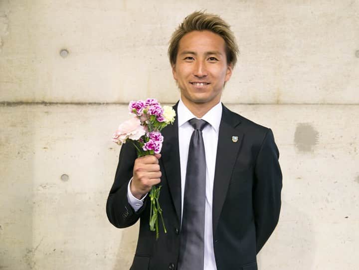 武岡優斗さんのインスタグラム写真 - (武岡優斗Instagram)「Mother's day。  一昨年も昨年も この日は試合だった。  そして今年も…。 一昨年は復帰後初スタメン。 その後オペ。 昨年はその前の年よりは しっかりサッカー出来てた。 今年は… しっかり試合に出れている。 こうして笑っていられる。  そう考えると少しずつ良いのかな？  相変わらず… 親には大して何も言わない… 心配かけ男ですが笑 バカ息子は直りませんね笑  こうして… 周りの人達に恵まれ… 今もなお… サッカー選手でいれるのは… あなたの息子だからだと… 思います。 迷惑や心配ばかりかける息子ですが… お許しください笑 昨年も言いましたが… これからも 迷惑や心配ばかりかけるバカ息子ですが… 許してね笑  バカ息子より。  あ！ 今年も… LINEで伝えてないので あえてここで。  #mothersday #momsday #母の日 #thankyou #ありがとう #バカ息子 より」5月13日 22時54分 - yuto_takeoka17