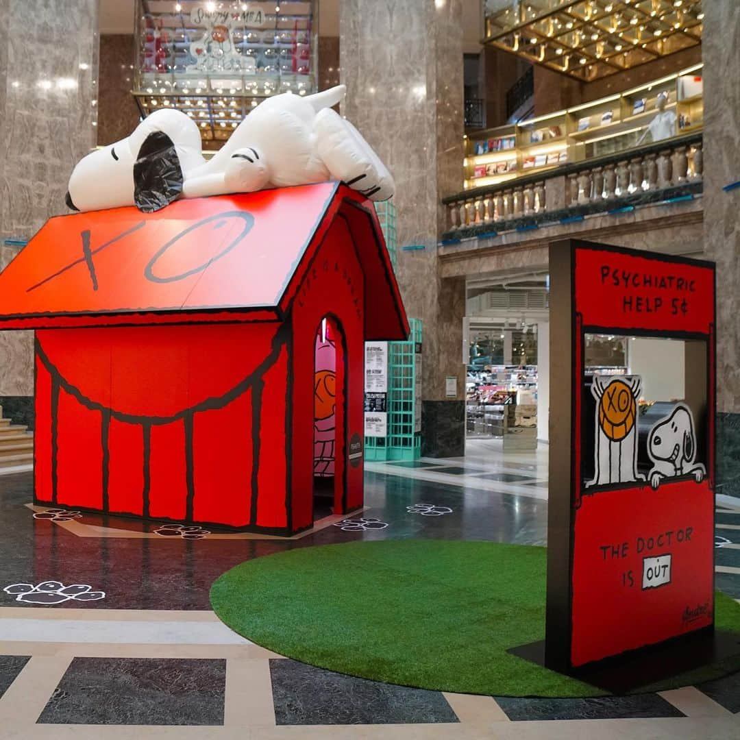 スヌーピーさんのインスタグラム写真 - (スヌーピーInstagram)「Attention Paris! A new Peanuts Global Artist Collective art installation is now on display @galerieslafayettechampselysees. See Snoopy's doghouse and Lucy's psychiatric booth as reimagined by @andresaraiva now through May 26th. #SnoopyGlobalArt」5月13日 22時55分 - snoopygrams