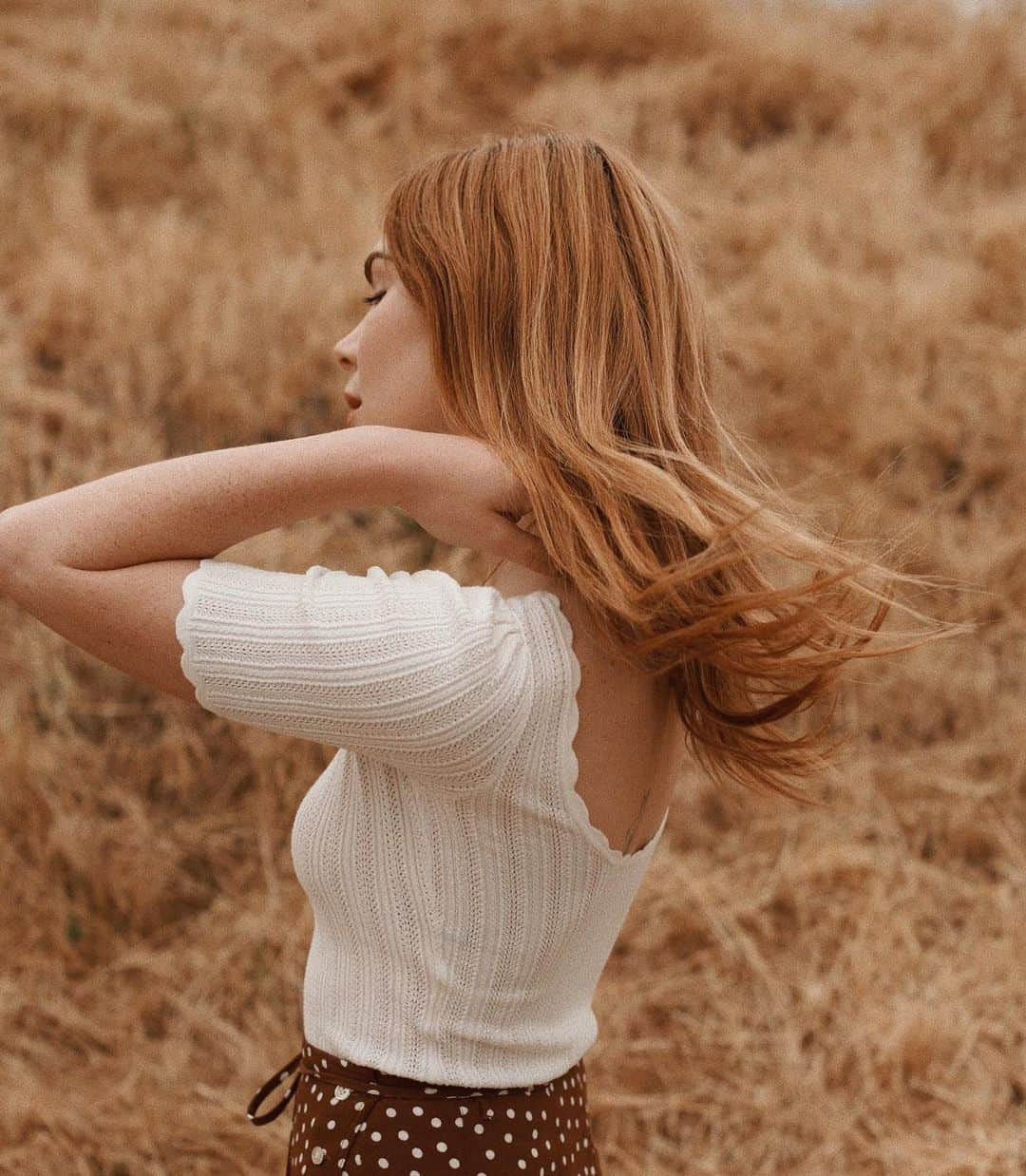 コートニー・ハルヴァーソンさんのインスタグラム写真 - (コートニー・ハルヴァーソンInstagram)「Warmer weather ahead and plenty more shoots planned for copper colored fields. 🌾  #sezane #sezaneaddict #redhair #redhead #parisianstyle #prettylittlefawn」5月13日 22時56分 - prettylittlefawn