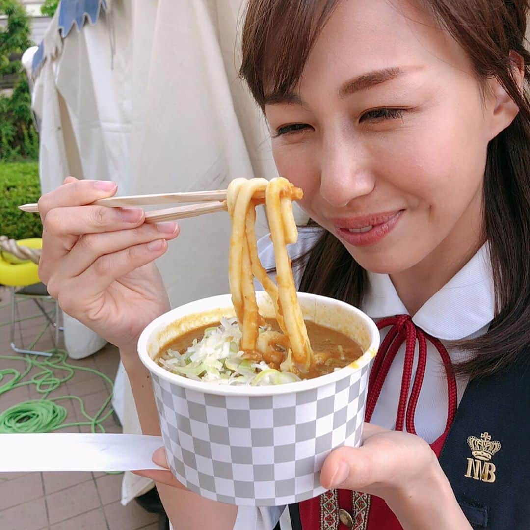 のインスタグラム：「仕事の間に頂きました🍜  #なんばみなとまちふぇす #今井の限定カレーうどん#なんばグルメ #ミナミ最大の食フェス #控え室の裏でこっそり #疲れが吹っ飛ぶ美味しさ #灼熱#野外フェスティバル #衣装はニューミュンヘン」