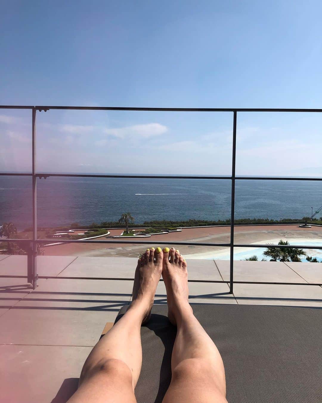 のインスタグラム：「🥂 すでに思ひ出💦 原稿書きつつ現実逃避😭 #sunnyday  #しゅわしゅわ #champagne  #trip  #現実逃避」