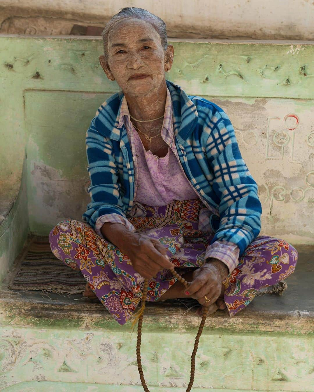 Michael Yamashitaさんのインスタグラム写真 - (Michael YamashitaInstagram)「Sponsored by @sonysingapore | At first it was this woman’s Thanaka, a distinctive cosmetic paste made from ground bark worn in Myanmar, that caught my attention. But as my camera’s Eye Autofocus locked on her dark, penetrating eyes, I knew they would be the soul of this shot. Sony’s Eye Autofocus technology — the game-changing innovation for the perfect portrait. EXIF: 1/250sec, f/4.5, ISO250 #SonyAlpha #A7RIII + #SonyGMaster #SEL70200GM #SonyEyeAF @sonysingapore」5月13日 23時02分 - yamashitaphoto