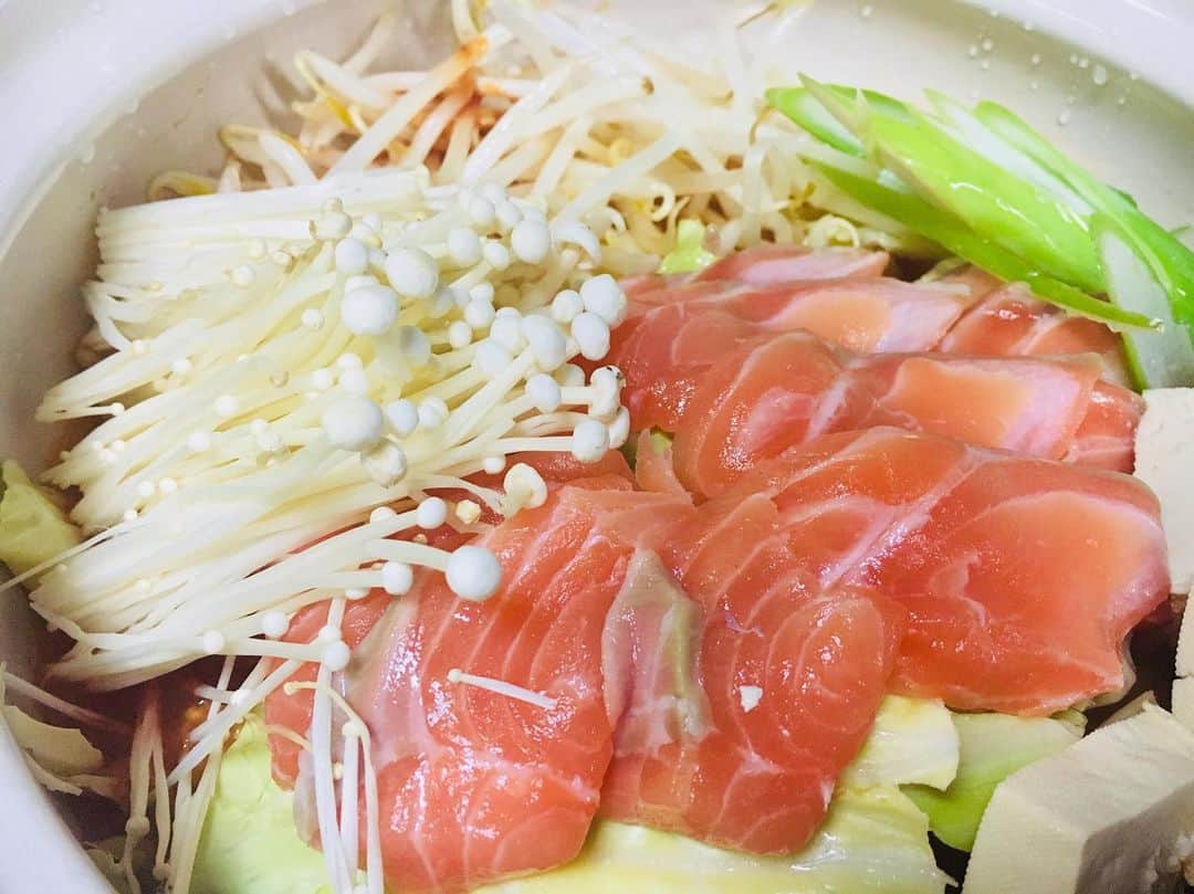 のインスタグラム：「今日は海鮮たっぷりのお鍋🍲💓 オススメメニューにある 🐮牛モツ鍋と🐓鶏塩寄せ鍋は 今月いっぱいまでとなっております✨  気になった方！ご注文を！！ #鶏っく富山#飲み放題#地酒 #地鶏#完全個室#創作居酒屋#宴会#飲み会#予約受付中  #食べ納め #食べきり #お鍋」