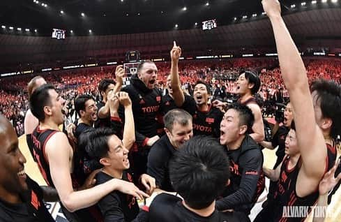 ザック・バランスキーさんのインスタグラム写真 - (ザック・バランスキーInstagram)「GOD IS GREAT🙏🙏 Back to back @b.league_official champions🏆🏆 Big thanks to everyone that supported us🙌🔥 #BackToBackChamps #WeGotAhead #alvark #alvarktokyo #GodisGreat #アルバルク東京 #感謝」5月13日 23時04分 - zackab10