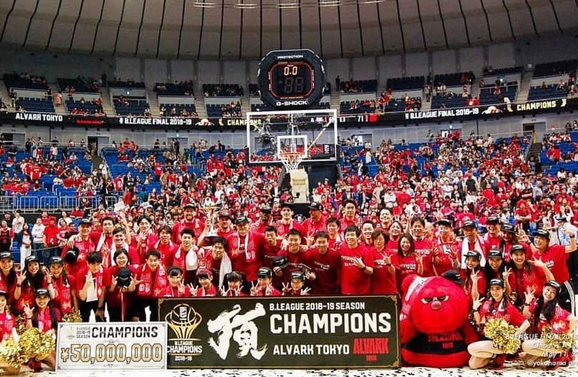 ザック・バランスキーさんのインスタグラム写真 - (ザック・バランスキーInstagram)「GOD IS GREAT🙏🙏 Back to back @b.league_official champions🏆🏆 Big thanks to everyone that supported us🙌🔥 #BackToBackChamps #WeGotAhead #alvark #alvarktokyo #GodisGreat #アルバルク東京 #感謝」5月13日 23時04分 - zackab10