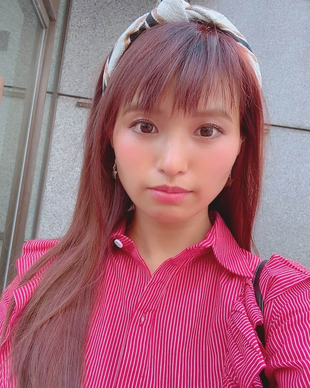 のインスタグラム：「. ‪明日は、久し振りに‬ ‪宣材写真を新しくする為の撮影📸‬ . ‪少しでもこの‬ ‪ボールのような？タヌキのような？‬ ‪タコ焼きのような？梅干しのような？笑‬ ‪まん丸まる顔がシュッと写るよう‬ ‪ヘアカラーチェンジしてきました。‬ . . ‪#丸顔 #よく言われる例え #丸顔あるある‬ ‪#梅干しは違うでしょと思って‬ ‪#顔の横に並べてみたら #似てた‬」