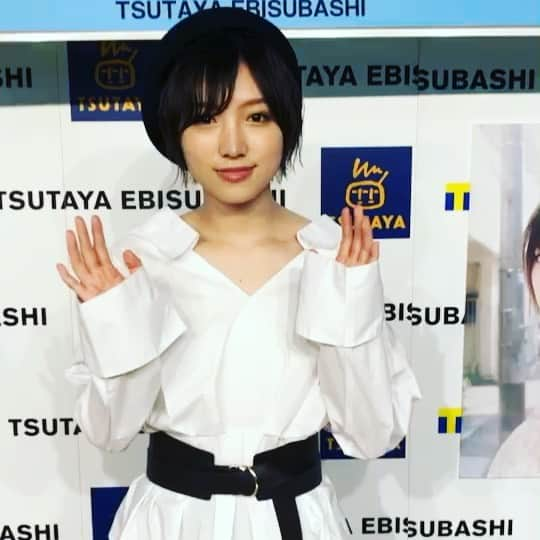 太田夢莉のインスタグラム：「ずっとずっとお伝えしたかったニュースはこちら❣️ なんと！みなさんのおかげで ＃ノスタルチメンタル の重版が決まりました〜！ぱちぱちぱち👏✨ 重版を記念して5/25の13:00〜 #新宿サブナード の #福家書店 さんで写真集のお渡し会をさせていただきます☺︎ 発券スタートは5/17！  詳細は福家書店さんのホームページからチェックしてくださいね〜📙 みなさんに会えるのを楽しみにしてますまる🐱✨ ‪#太田夢莉 #NMB48  #ゆーりの #初めての #写真集 #ノスタルチメンタル #見て #飾って #買って #遊ばんといて #みなさんのおかげで #奇跡の #重版 #感謝 #しかない #ゆーりまる‬ #より #愛をこめて 💕 @yustagram12」