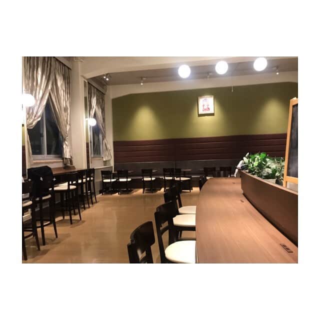 川口智美さんのインスタグラム写真 - (川口智美Instagram)「仕事が終わって #広尾 で予定が あったので、せっかくだから 母校へ行ってみた🏫  大学前の#商店街 は お洒落なお店が幾つも増えていたし #レクリエーションルーム が コンセント付きのカフェ風に  変わっていて驚きました😂  授業に、短期留学に 、学園祭委員に、インカレサークルにジャイアンツのチアに、  学生リポーターに 就活に 全力だった日々が懐かしい..笑  なかなか良い大学だったなぁ😊  #聖心 #聖心女子大学 #女子大 #広尾商店街 #広尾散歩通り #大学 #sacretheart #university」5月13日 23時16分 - horipro_satomikawaguchi