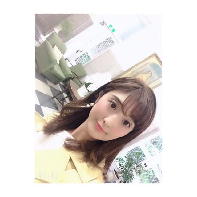 川口智美さんのインスタグラム写真 - (川口智美Instagram)「仕事が終わって #広尾 で予定が あったので、せっかくだから 母校へ行ってみた🏫  大学前の#商店街 は お洒落なお店が幾つも増えていたし #レクリエーションルーム が コンセント付きのカフェ風に  変わっていて驚きました😂  授業に、短期留学に 、学園祭委員に、インカレサークルにジャイアンツのチアに、  学生リポーターに 就活に 全力だった日々が懐かしい..笑  なかなか良い大学だったなぁ😊  #聖心 #聖心女子大学 #女子大 #広尾商店街 #広尾散歩通り #大学 #sacretheart #university」5月13日 23時16分 - horipro_satomikawaguchi