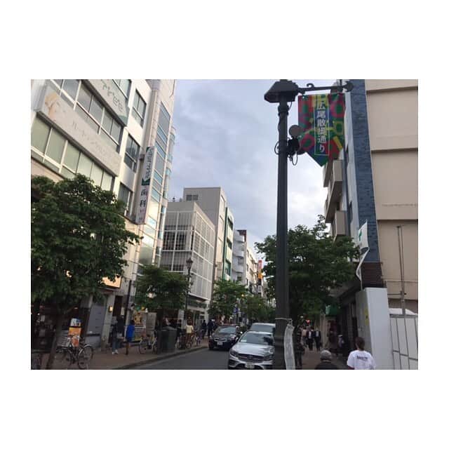 川口智美さんのインスタグラム写真 - (川口智美Instagram)「仕事が終わって #広尾 で予定が あったので、せっかくだから 母校へ行ってみた🏫  大学前の#商店街 は お洒落なお店が幾つも増えていたし #レクリエーションルーム が コンセント付きのカフェ風に  変わっていて驚きました😂  授業に、短期留学に 、学園祭委員に、インカレサークルにジャイアンツのチアに、  学生リポーターに 就活に 全力だった日々が懐かしい..笑  なかなか良い大学だったなぁ😊  #聖心 #聖心女子大学 #女子大 #広尾商店街 #広尾散歩通り #大学 #sacretheart #university」5月13日 23時16分 - horipro_satomikawaguchi