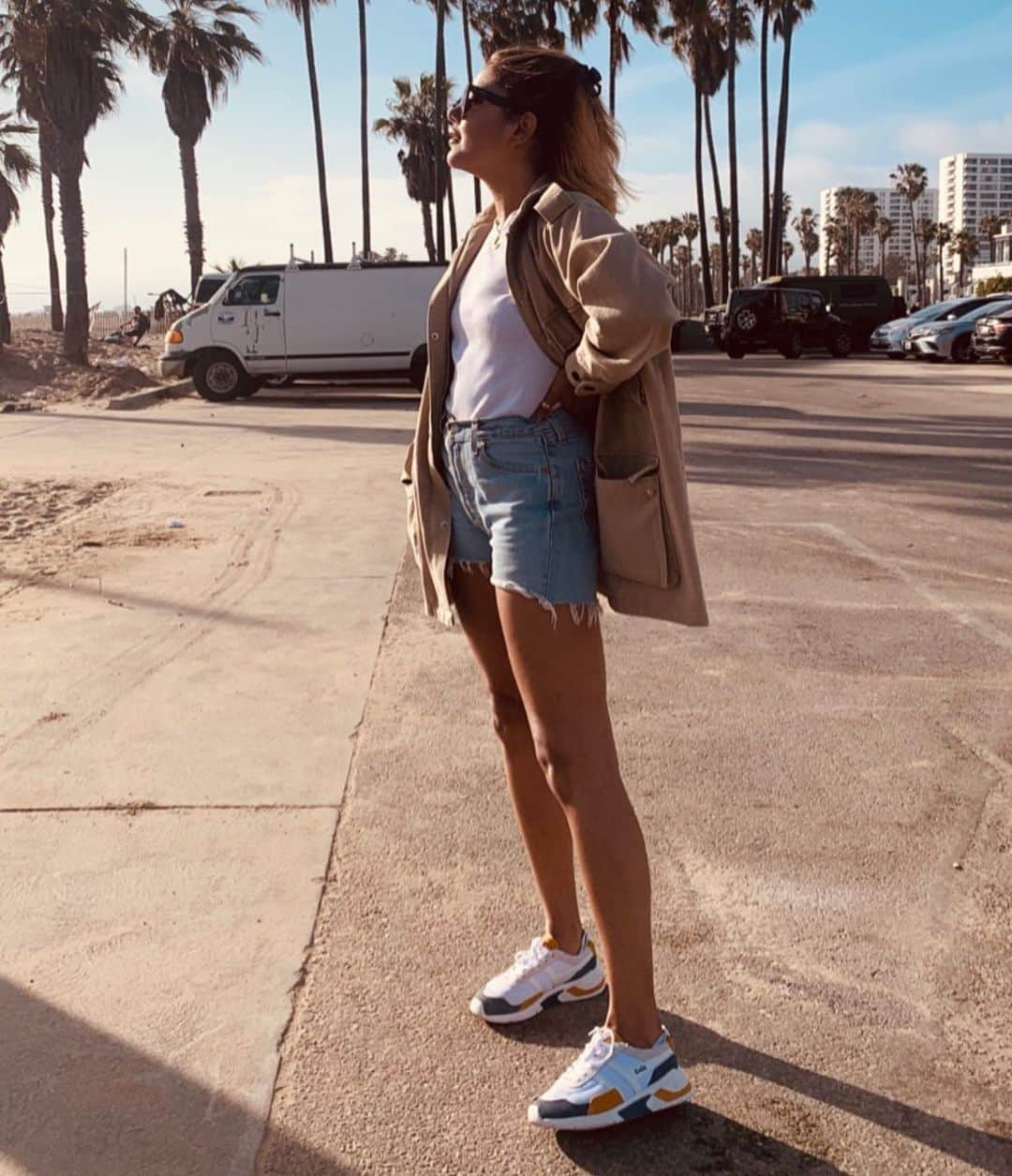 ゴーラさんのインスタグラム写真 - (ゴーラInstagram)「The gorgeous @livblankson takes over our Instagram stories! Wearing the Eclipse train in blue/sun 💛☀️👌🏽#bloggerstyle #igtakeover #venicebeach #LA #golaclassics」5月13日 23時11分 - golaclassics