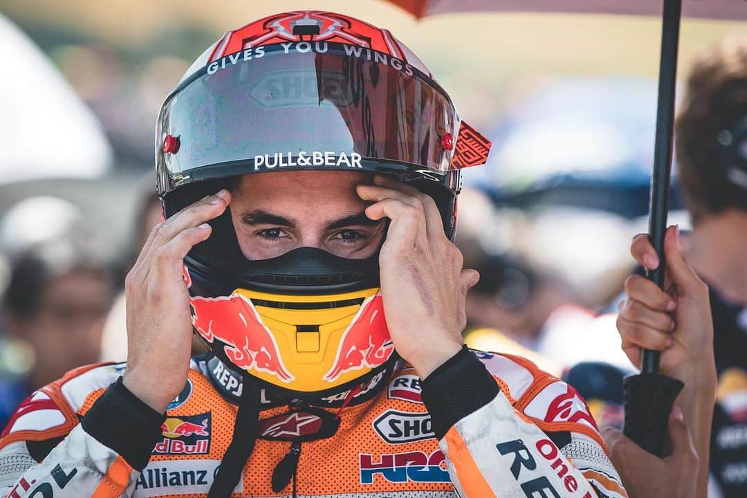 レプソル・ホンダのインスタグラム：「Focus. ⠀⠀⠀⠀⠀⠀⠀⠀⠀ #FrenchGP SpanishGP #25RepsolHonda #Repsol #MotoGP #Honda #Racing #RepsolHonda #HRC #RC213V #MM93 #MarcMarquez #MM93🐜 #ThePowerOfDreams #Motorcycle #France #LeMans #EyesOnThePrize」