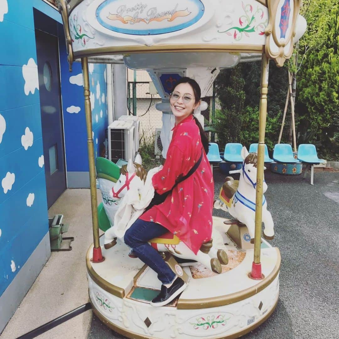 岩佐真悠子のインスタグラム：「先日何年振りかに浅草花やしきへ🎠 なんか好きなんだよなぁ😊色々小さいから落ち着くのかなw」