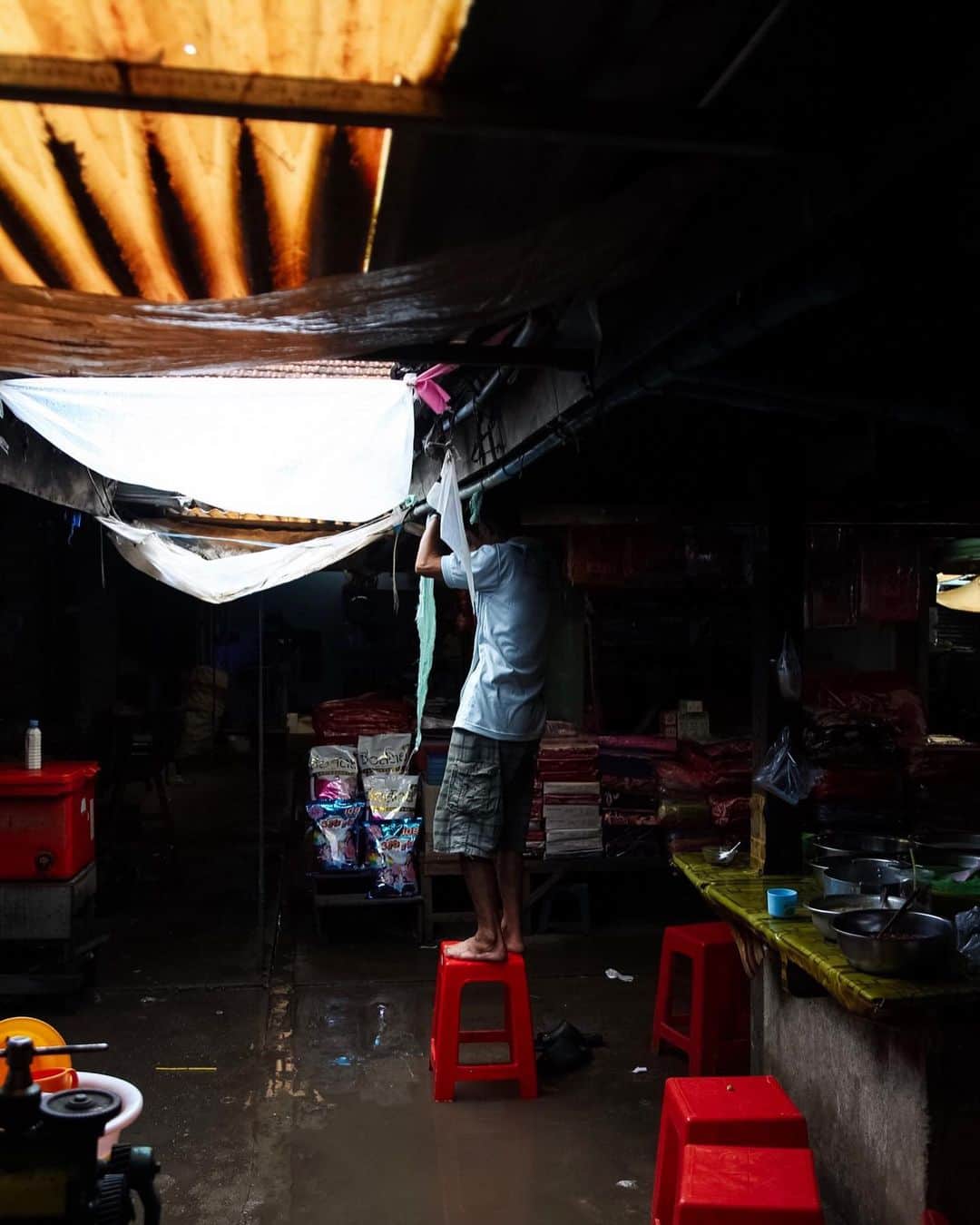 Shunsuke Miyatakeのインスタグラム：「A man fixing the roof of the market after the rain, Kampot, Cambodia.」