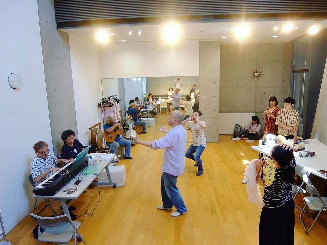 のインスタグラム：「今日は『花詩歌タカラヅカ』千穐楽。役替わり公演なので、今日もまた稽古。開演まで、あと4時間です。 #花詩歌 #タカラヅカ #ファントム #千穐楽 #役替わり」