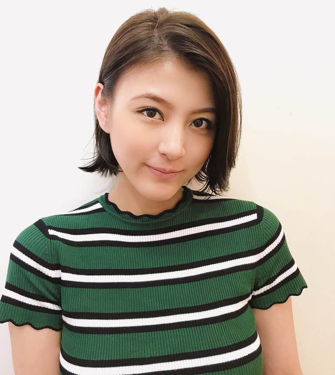 源崎トモエのインスタグラム：「髪の毛が中途半端に伸び切っていたので スッキリと素敵に仕上げてもらいました💇‍♀️✨ . すごく満足～🥰 いつもありがとうございます!! @nave0831 . #ヘアカット #ヘアチェンジ #ショートボブ #hair #気分転換」