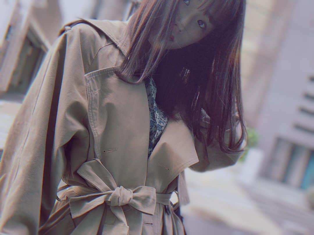 秋山ゆずきのインスタグラム：「. . 暖かいのか？寒いのか？ #トレンチコート がちょうど良い👗 . あっという間にお仕事終わったから これから久しぶりに ご飯でも作ろう。 . . . @beep_ss  #beep」