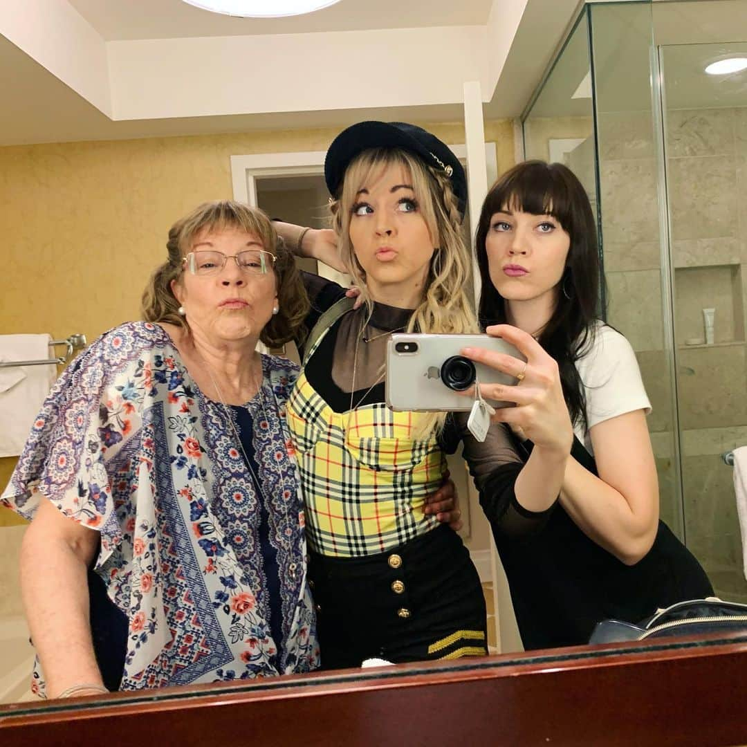 リンジー・スターリングさんのインスタグラム写真 - (リンジー・スターリングInstagram)「My mom makes the best duck face. Other than my awkward pre-teen years I’ve always been aware that my mom is the coolest. Happy Mother’s Day Mammy.」5月13日 14時44分 - lindseystirling