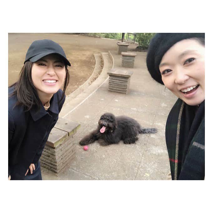 荒牧陽子のインスタグラム：「2019.4.某日 ┈︎┈︎┈︎┈︎┈︎┈︎┈︎┈︎┈︎┈︎┈︎┈︎ ‪ある日の彩乃ちゃんとのランチ。‬ ‪ウィルの散歩も一緒にいったよ♡‬ ‪下手くそに投げたボールもきちんと取ってきてくれる可愛いウィル〜😊‬ ‪.‬ ‪そうそう、4月頭に彩乃ちゃんのインスタライブに登場しました（見れた人いるかな）‬ ‪楽しくカラオケしてました笑‬ ‪また機会があったらやりたいなー！‬ ‪.‬ ‪さて‬ ‪新しいことを考えてます。‬ ‪細々とね。‬ ‪3.31ライブやれたことも自信につながってる。‬ ‪ライブもまたやるぞっ‬ ┈︎┈︎┈︎┈︎┈︎┈︎┈︎┈︎┈︎┈︎┈︎┈︎ ‪#福田彩乃 ちゃん‬ ‪#荒牧陽子‬ #ウィル」