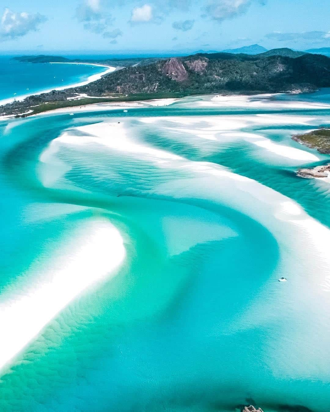 Australiaさんのインスタグラム写真 - (AustraliaInstagram)「We’re here to combat your Monday blues with some @queensland blues! 💙 @thesailingyogi’s travel tip is that “nearly every tour boat in @whitsundaysqld will take you to #WhitehavenBeach but make sure that the #HillInlet walk is included,” that way you can see this stunning sight right here for yourself! This view from #HillInletookout shows off the ever-changing shades of the @gbrmarinepark’s blue water and the white silica sand twirls, which are created by the moving tides. @oceanrafting, @sailingwhitsundays and @whitehavenxpress all run tours that include a stop here.  #seeaustralia #thisisqueensland #lovewhitsundays #GreatBarrierReef #travel」5月13日 15時00分 - australia