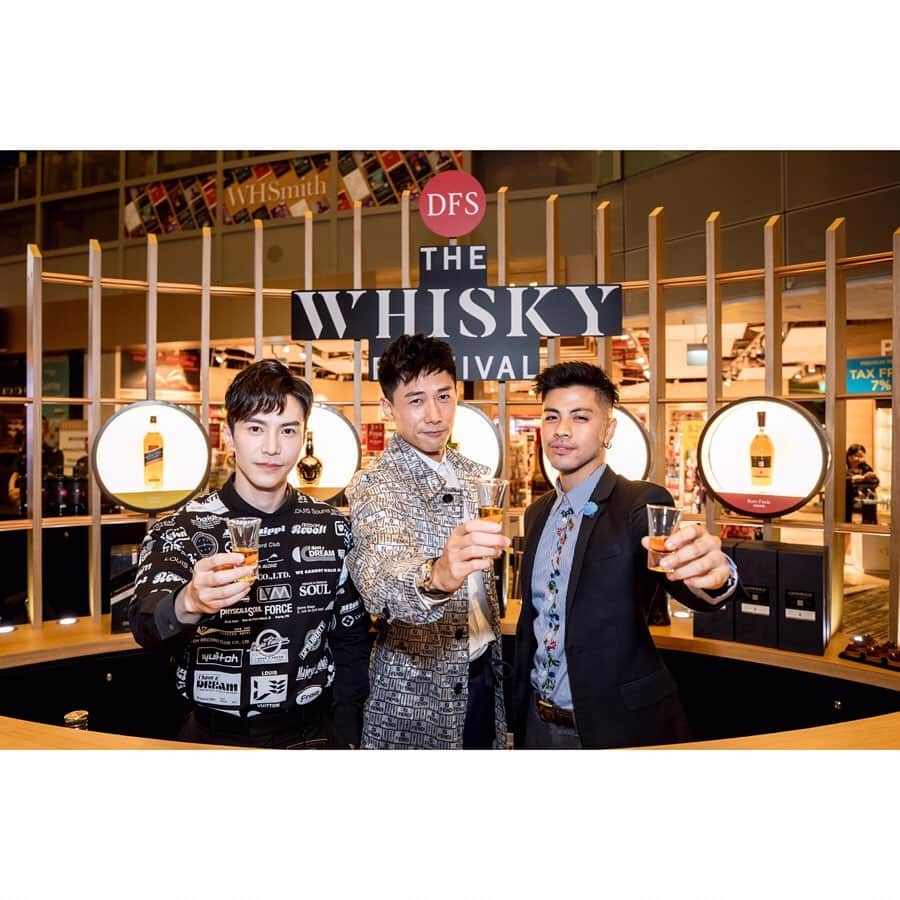 DFS & T Galleriaさんのインスタグラム写真 - (DFS & T GalleriaInstagram)「Traveling through Singapore Changi Airport? Don’t forget to stop by for your #Journeybeforejourney at the first ever pop-up bar at The Whisky Festival to explore a distinctive selection of over 400 whiskies from around the world! Enjoy live jazz performances and guided tastings with brand experts from Royal Salute, Johnnie Walker, Glenmorangie & more. ⁣ ⁣ Spend SG$250 on any whisky to receive a Glencairn glass and discover other special offers in-store. Available until June 10 at the Concourse in Departures Terminal 3 – pour, sip, savor! ⁣ ⁣ #DFSTheWhiskyFest #DFSChangi #DFSWhiskyFestival #Whisky #ShopDutyFree⁣」5月13日 15時00分 - dfsofficial