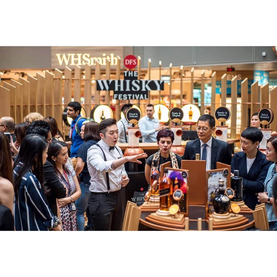 DFS & T Galleriaさんのインスタグラム写真 - (DFS & T GalleriaInstagram)「Traveling through Singapore Changi Airport? Don’t forget to stop by for your #Journeybeforejourney at the first ever pop-up bar at The Whisky Festival to explore a distinctive selection of over 400 whiskies from around the world! Enjoy live jazz performances and guided tastings with brand experts from Royal Salute, Johnnie Walker, Glenmorangie & more. ⁣ ⁣ Spend SG$250 on any whisky to receive a Glencairn glass and discover other special offers in-store. Available until June 10 at the Concourse in Departures Terminal 3 – pour, sip, savor! ⁣ ⁣ #DFSTheWhiskyFest #DFSChangi #DFSWhiskyFestival #Whisky #ShopDutyFree⁣」5月13日 15時00分 - dfsofficial