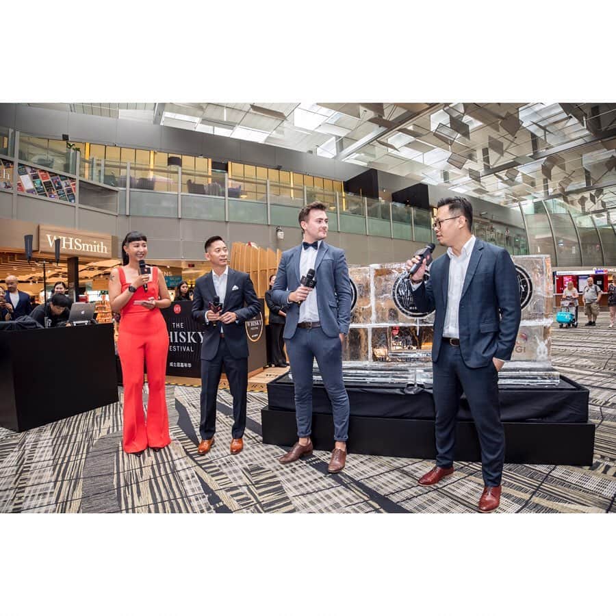 DFS & T Galleriaさんのインスタグラム写真 - (DFS & T GalleriaInstagram)「Traveling through Singapore Changi Airport? Don’t forget to stop by for your #Journeybeforejourney at the first ever pop-up bar at The Whisky Festival to explore a distinctive selection of over 400 whiskies from around the world! Enjoy live jazz performances and guided tastings with brand experts from Royal Salute, Johnnie Walker, Glenmorangie & more. ⁣ ⁣ Spend SG$250 on any whisky to receive a Glencairn glass and discover other special offers in-store. Available until June 10 at the Concourse in Departures Terminal 3 – pour, sip, savor! ⁣ ⁣ #DFSTheWhiskyFest #DFSChangi #DFSWhiskyFestival #Whisky #ShopDutyFree⁣」5月13日 15時00分 - dfsofficial