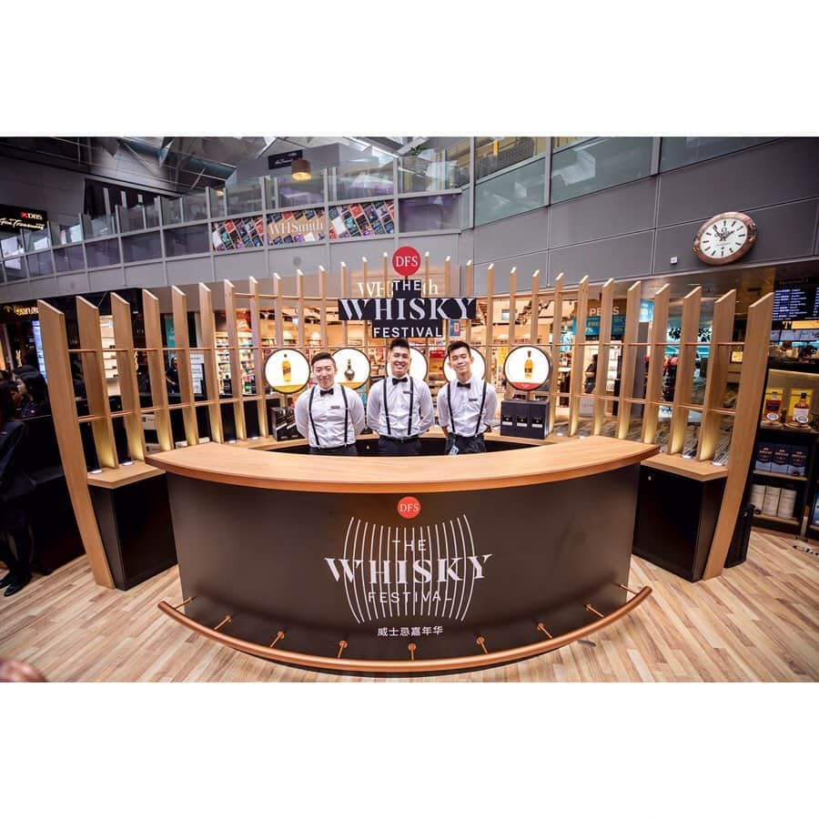 DFS & T Galleriaさんのインスタグラム写真 - (DFS & T GalleriaInstagram)「Traveling through Singapore Changi Airport? Don’t forget to stop by for your #Journeybeforejourney at the first ever pop-up bar at The Whisky Festival to explore a distinctive selection of over 400 whiskies from around the world! Enjoy live jazz performances and guided tastings with brand experts from Royal Salute, Johnnie Walker, Glenmorangie & more. ⁣ ⁣ Spend SG$250 on any whisky to receive a Glencairn glass and discover other special offers in-store. Available until June 10 at the Concourse in Departures Terminal 3 – pour, sip, savor! ⁣ ⁣ #DFSTheWhiskyFest #DFSChangi #DFSWhiskyFestival #Whisky #ShopDutyFree⁣」5月13日 15時00分 - dfsofficial