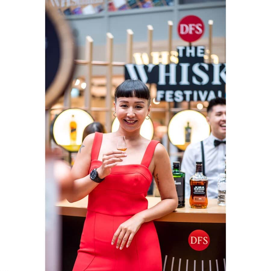 DFS & T Galleriaさんのインスタグラム写真 - (DFS & T GalleriaInstagram)「Traveling through Singapore Changi Airport? Don’t forget to stop by for your #Journeybeforejourney at the first ever pop-up bar at The Whisky Festival to explore a distinctive selection of over 400 whiskies from around the world! Enjoy live jazz performances and guided tastings with brand experts from Royal Salute, Johnnie Walker, Glenmorangie & more. ⁣ ⁣ Spend SG$250 on any whisky to receive a Glencairn glass and discover other special offers in-store. Available until June 10 at the Concourse in Departures Terminal 3 – pour, sip, savor! ⁣ ⁣ #DFSTheWhiskyFest #DFSChangi #DFSWhiskyFestival #Whisky #ShopDutyFree⁣」5月13日 15時00分 - dfsofficial