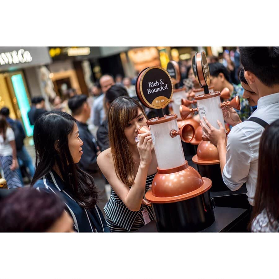 DFS & T Galleriaさんのインスタグラム写真 - (DFS & T GalleriaInstagram)「Traveling through Singapore Changi Airport? Don’t forget to stop by for your #Journeybeforejourney at the first ever pop-up bar at The Whisky Festival to explore a distinctive selection of over 400 whiskies from around the world! Enjoy live jazz performances and guided tastings with brand experts from Royal Salute, Johnnie Walker, Glenmorangie & more. ⁣ ⁣ Spend SG$250 on any whisky to receive a Glencairn glass and discover other special offers in-store. Available until June 10 at the Concourse in Departures Terminal 3 – pour, sip, savor! ⁣ ⁣ #DFSTheWhiskyFest #DFSChangi #DFSWhiskyFestival #Whisky #ShopDutyFree⁣」5月13日 15時00分 - dfsofficial