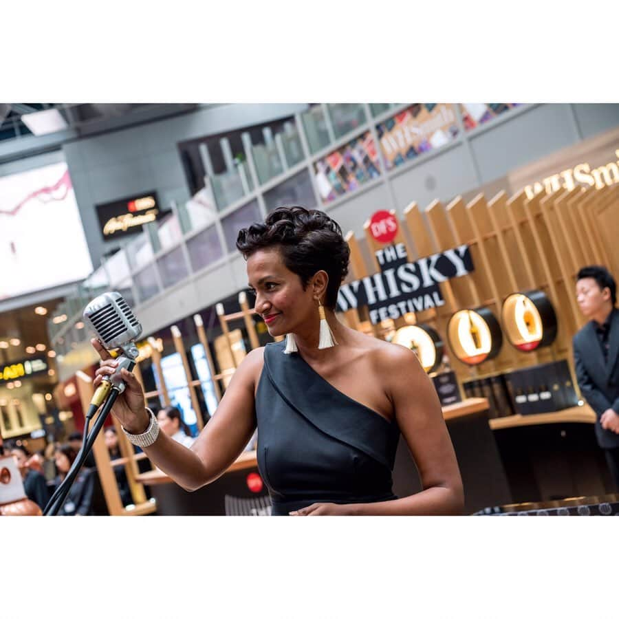 DFS & T Galleriaさんのインスタグラム写真 - (DFS & T GalleriaInstagram)「Traveling through Singapore Changi Airport? Don’t forget to stop by for your #Journeybeforejourney at the first ever pop-up bar at The Whisky Festival to explore a distinctive selection of over 400 whiskies from around the world! Enjoy live jazz performances and guided tastings with brand experts from Royal Salute, Johnnie Walker, Glenmorangie & more. ⁣ ⁣ Spend SG$250 on any whisky to receive a Glencairn glass and discover other special offers in-store. Available until June 10 at the Concourse in Departures Terminal 3 – pour, sip, savor! ⁣ ⁣ #DFSTheWhiskyFest #DFSChangi #DFSWhiskyFestival #Whisky #ShopDutyFree⁣」5月13日 15時00分 - dfsofficial