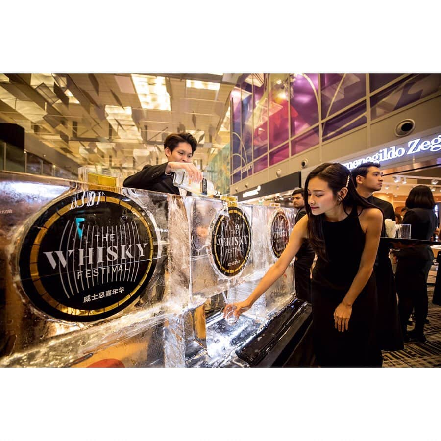 DFS & T Galleriaさんのインスタグラム写真 - (DFS & T GalleriaInstagram)「Traveling through Singapore Changi Airport? Don’t forget to stop by for your #Journeybeforejourney at the first ever pop-up bar at The Whisky Festival to explore a distinctive selection of over 400 whiskies from around the world! Enjoy live jazz performances and guided tastings with brand experts from Royal Salute, Johnnie Walker, Glenmorangie & more. ⁣ ⁣ Spend SG$250 on any whisky to receive a Glencairn glass and discover other special offers in-store. Available until June 10 at the Concourse in Departures Terminal 3 – pour, sip, savor! ⁣ ⁣ #DFSTheWhiskyFest #DFSChangi #DFSWhiskyFestival #Whisky #ShopDutyFree⁣」5月13日 15時00分 - dfsofficial