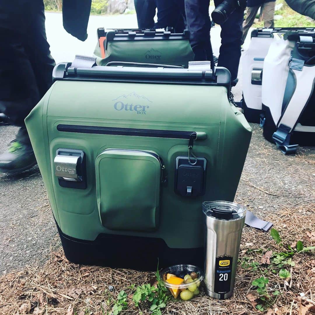 井手大介のインスタグラム：「これはリュックだけどクーラーボックスだ。アウトドア用スマホケースのotterboxがクーラーボックスやタンブラーを出した。中身が詰まっていて重いはずなのに背負い心地が良くて軽々。いいねこれ。@otterboxasia #yougotthis #otterboxasia」