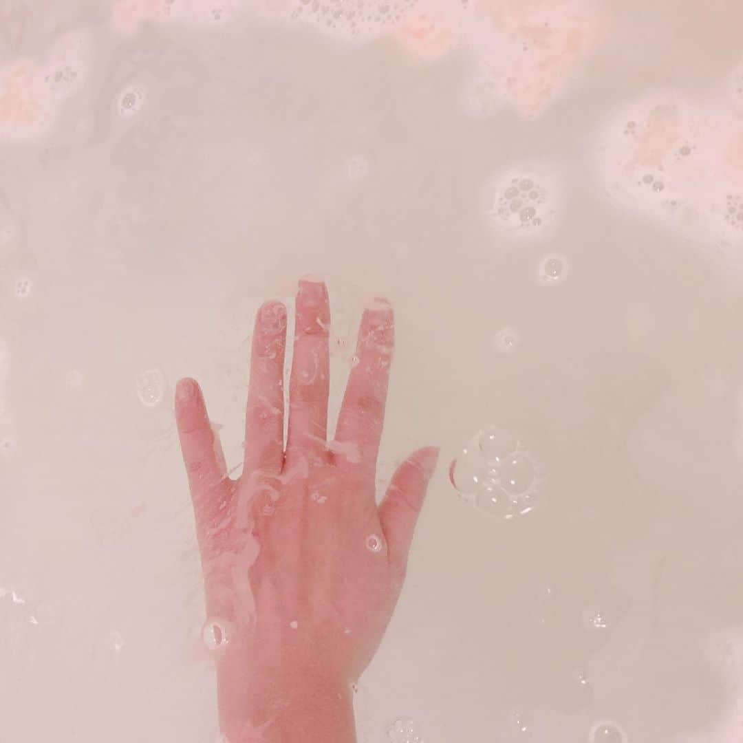 谷麻由里さんのインスタグラム写真 - (谷麻由里Instagram)「bath Guts❁⃘*.ﾟ ❁❁バラ❁❁ バラの花びらかと思ったら花ごと溶けていき、アワアワ.。o○ のお風呂になりましま❁¨̮ 疲れた体を癒せた💕」5月13日 15時03分 - mayusamatokeiyaku