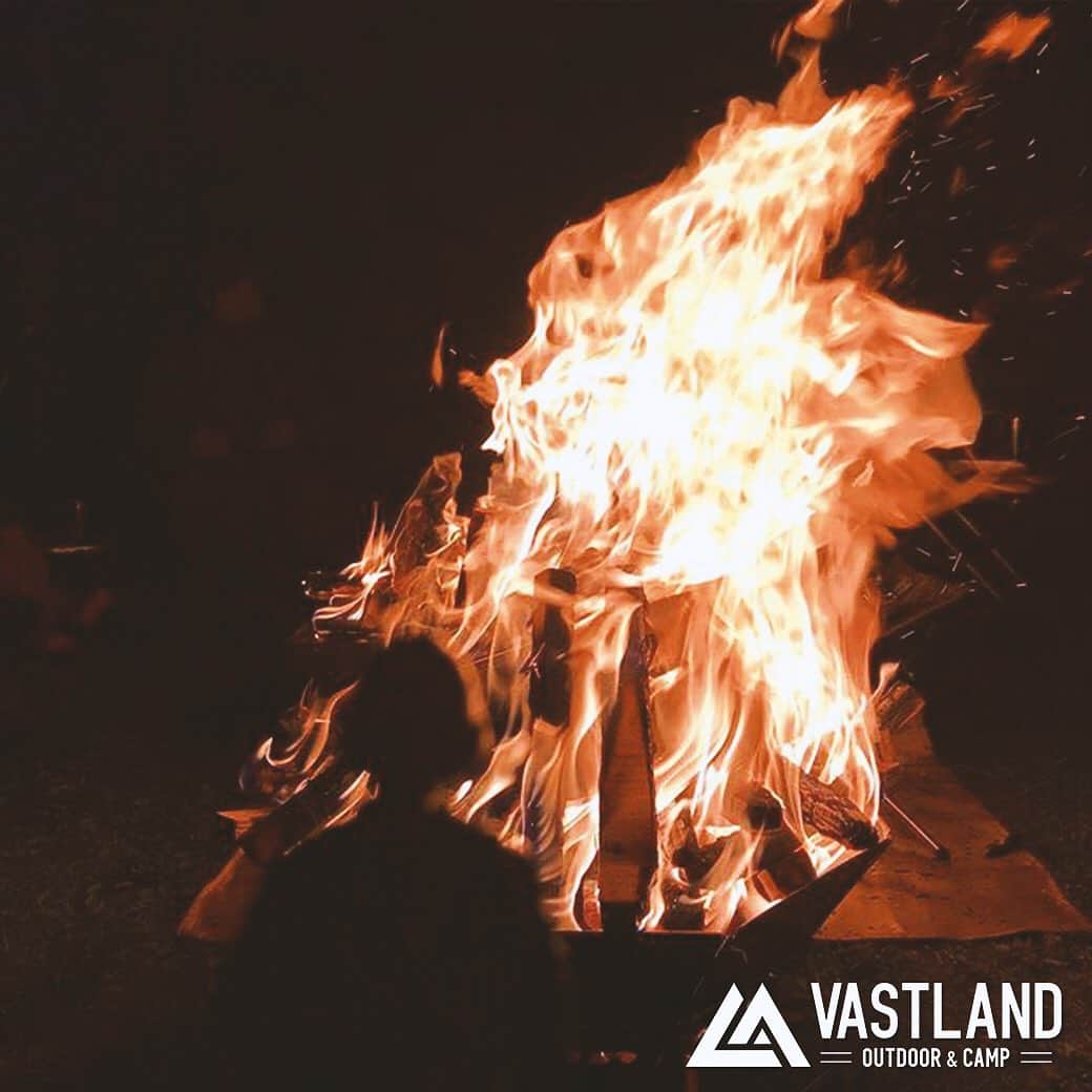 VASTLANDさんのインスタグラム写真 - (VASTLANDInstagram)「【VASTLAND×REPOST】 . .. 画面から熱が伝わってきそうな勢いですっ🔥 . BBQから焚き火まで大活躍のオクタゴンロ🥾🍳🔭🌌 . 八角形の口広デザインなので焚き火の可能性が広がります💭 . .. Photo by  @rrre.7.a 様 ※ @rrre.7.a 様は【#VASTLANDアンバサダー 様】です。 . VASTLAND公式アカウントでのリポスト希望の方は【#VASTLANDリポート】を付けてVASTLAND製品をご投稿ください！ . .. ・掲載ギア・ #オクタゴンロ . .. ▲▽掲載ギアはプロフィールのリンク（ @vastland.jp )もしくは、画像をタップしてチェック！▽▲ . .. #VASTLAND #ヴァストランド  #キャンプ #camp #キャンプ好きな人と繋がりたい #キャンプギア #キャンプ道具 #キャンプ用品 #ソロキャンプ #デイキャンプ #ファミリーキャンプ #ファミキャン #グルキャン #ソロキャン #オートキャンプ #キャンプ女子 #キャンプ初心者 #キャンパー #キャンプ好き #キャンプしたい #⛺️ #🏕 #たきび #焚き火台 #キャンプファイア #キャンプファイアー」5月13日 15時03分 - vastland.jp